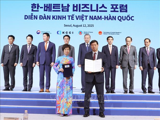 Tổng giám đốc TTXVN Vũ Việt Trang và ông Hwang Dae-il, Chủ tịch Hãng thông tấn Yonhap trao Thoả thuận hợp tác nghiệp vụ trong giai đoạn mới. Ảnh: Thống Nhất – TTXVN