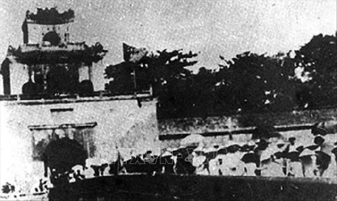 Ngày 23/8/1945, khởi nghĩa thắng lợi ở Huế và ở Bắc Cạn, Hòa Bình, Hải Phòng, Hà Đông, Quảng Bình, Quảng Trị, Bình Định, Gia Lai, Bạc Liêu... Trong ảnh: Nhân dân Thừa Thiên - Huế tham gia giành chính quyền và kéo vào cửa Thượng Tứ ngày 23/8/1945, ngày cách mạng thắng lợi tại Huế. Ảnh: Tư liệu/TTXVN phát