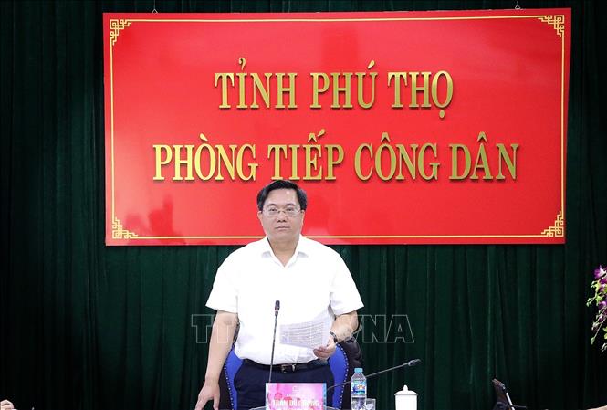 Chủ tịch UBND tỉnh Phú Thọ Trần Duy Đông giải đáp các vướng mắc của người dân. Ảnh: Thanh Hải - TTXVN  