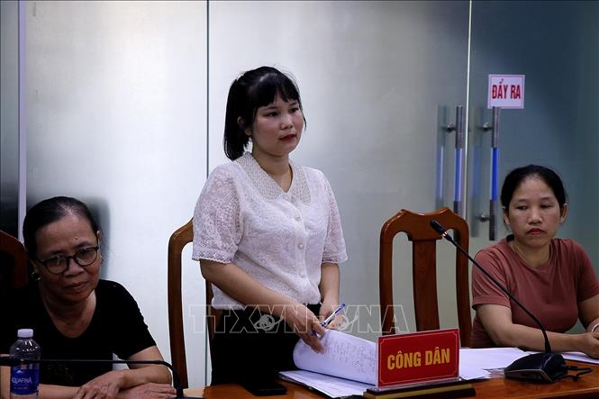Công dân xã Lương Sơn kiến nghị các vấn đề liên quan đến chợ Lương Sơn. Ảnh: Thanh Hải - TTXVN  