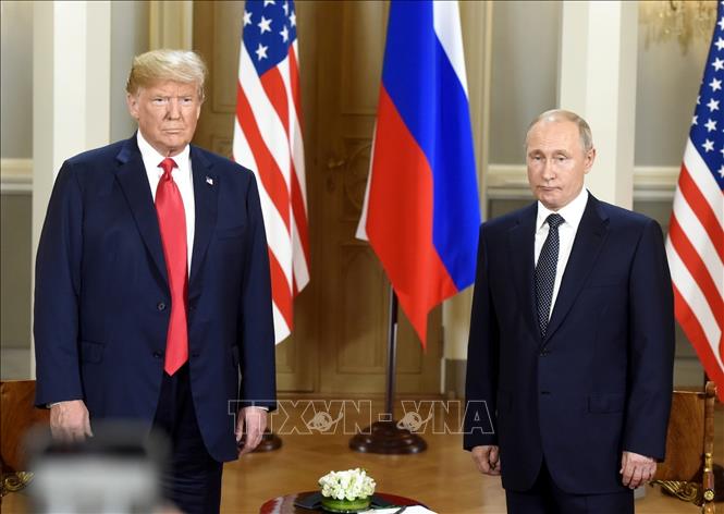 (Tư liệu) Tổng thống Nga Vladimir Putin (phải) và Tổng thống Mỹ Donald Trump tại cuộc gặp ở Helsinki, Phần Lan, ngày 16/7/2018. Ảnh: THX/TTXVN