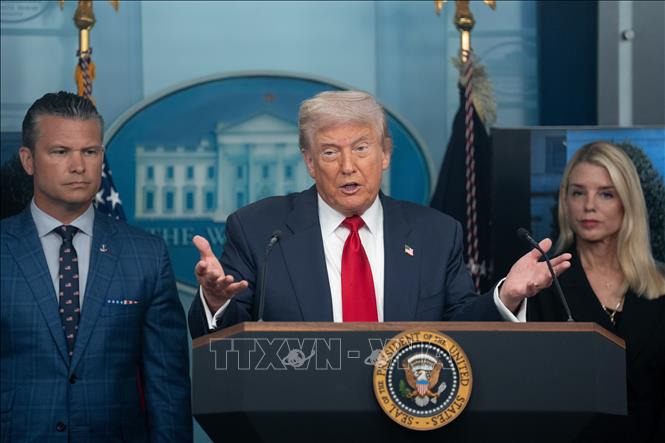 Tổng thống Mỹ Donald Trump (giữa) phát biểu tại cuộc họp báo ở Nhà Trắng, Washington, D.C., ngày 11/8/2025. Ảnh: THX/TTXVN