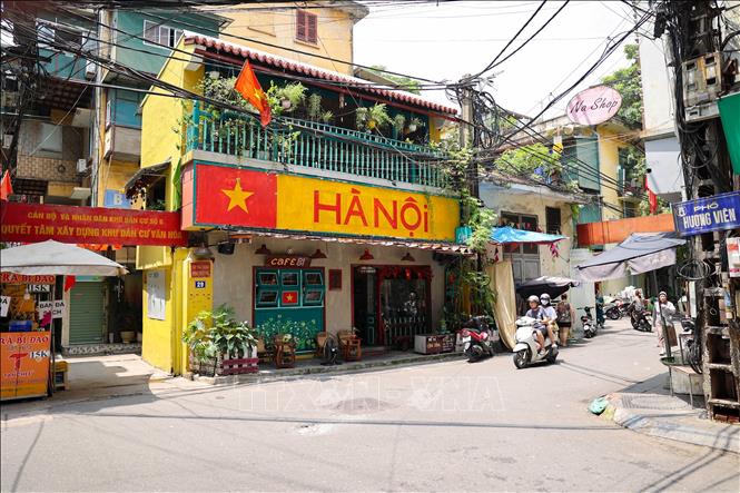 Một góc phố Hà Nội trở nên rực rỡ hơn với sắc đỏ của cờ Tổ quốc. Ảnh: Vũ Quang - TTXVN