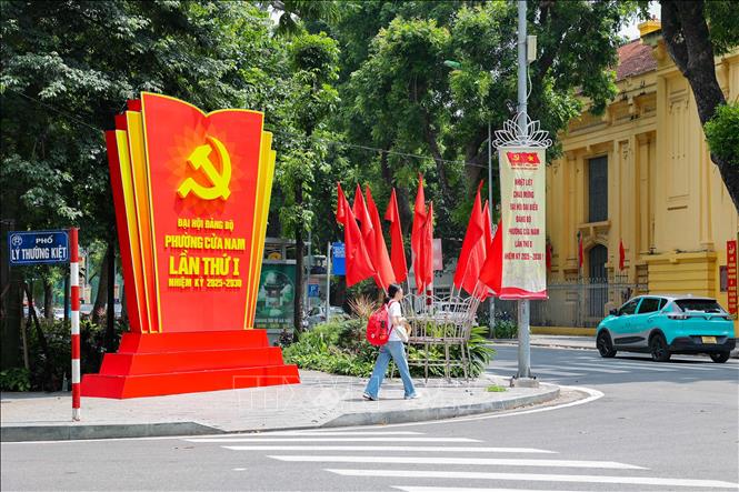 Tác phẩm tiểu cảnh công phu được dựng trên phố Lý Thường Kiệt, kỷ niệm các sự kiện quan trọng và tôn vinh truyền thống cách mạng của Đảng. Ảnh: Vũ Quang - TTXVN