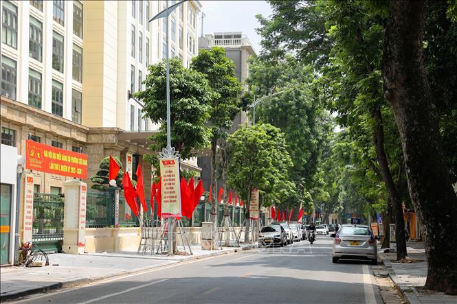 Những tuyến phố rợp bóng cây xanh của Hà Nội trở nên rực rỡ hơn với cờ hoa, pano, áp phích. Ảnh: Vũ Quang - TTXVN