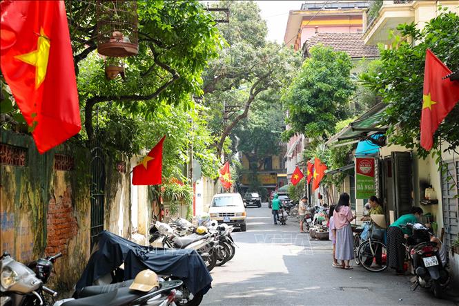 Lá cờ đỏ sao vàng tung bay trên nhiều tuyến phố, tô điểm cho vẻ đẹp thanh bình của Thủ đô. Ảnh: Vũ Quang - TTXVN