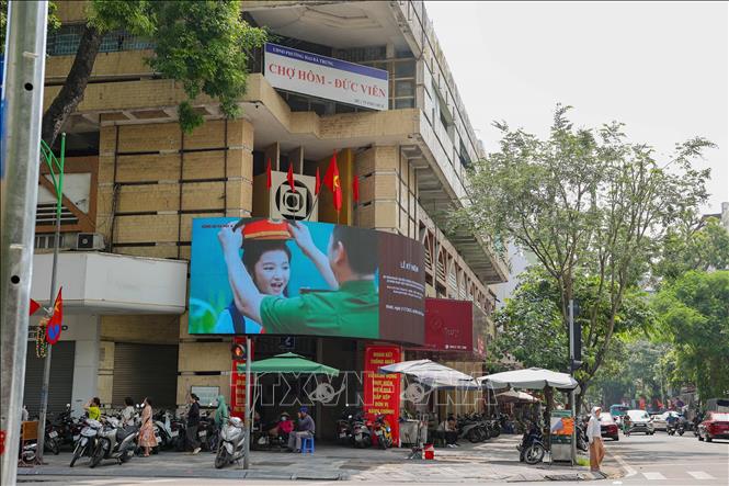 Chợ hôm - Đức Viên (phường Hai Bà Trưng) được trang trí cờ hoa chào mừng 80 năm Cách mạng Tháng Tám và Quốc khánh 2/9. Ảnh: Vũ Quang - TTXVN
