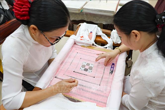 Trình diễn nghệ thuật thêu tay kết hợp truyền thống và đương đại. Ảnh: Thanh Tùng - TTXVN