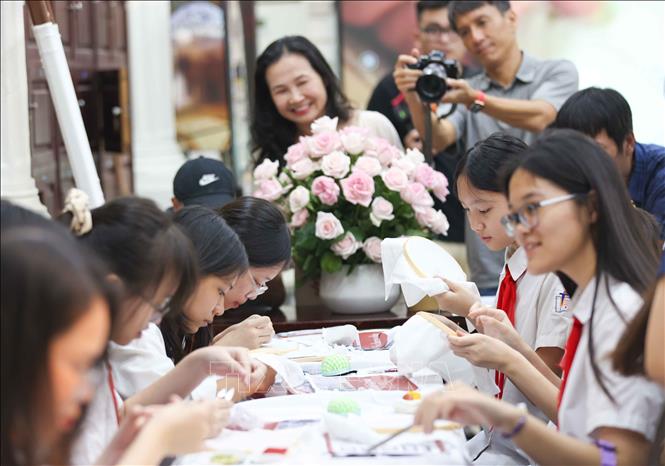 “Sợi chỉ thời gian” cho thấy một cách làm mới nghề thêu bằng các hình thức nghệ thuật đương đại, đưa vào đời sống hiện đại và khiến công chúng trẻ cảm thấy gần gũi. Ảnh: Thanh Tùng - TTXVN