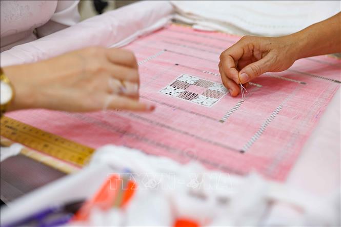 Trình diễn nghệ thuật thêu tay kết hợp truyền thống và đương đại. Ảnh: Thanh Tùng - TTXVN