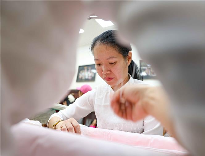 Trình diễn nghệ thuật thêu tay kết hợp truyền thống và đương đại. Ảnh: Thanh Tùng - TTXVN