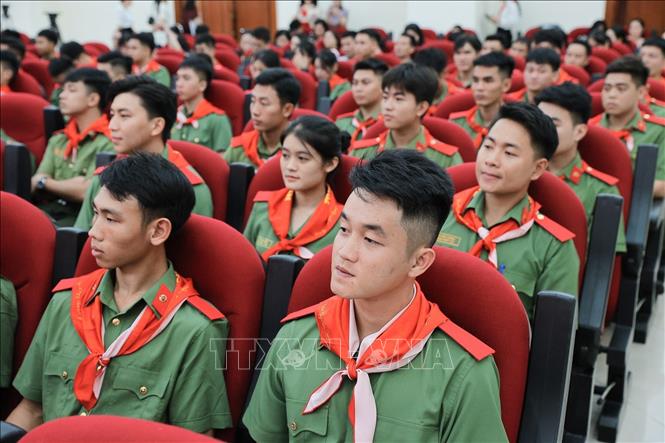Các đại biểu tham dự sự kiện ra mắt MV “Nguyện thề vì bình yên”. Ảnh: Lê Đông - TTXVN