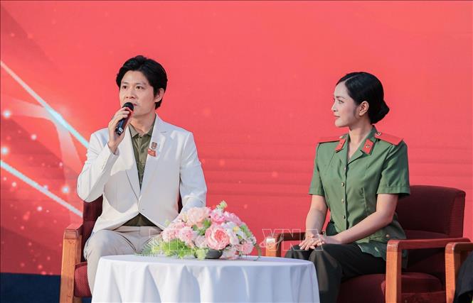 Nhạc sĩ Nguyễn Văn Chung chia sẻ về quá trình sáng tác MV “Nguyện thề vì bình yên”. Ảnh: Lê Đông - TTXVN