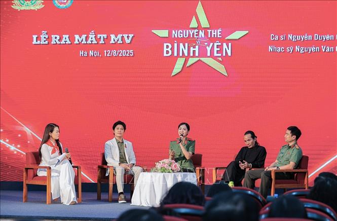 Ca sĩ Duyên Quỳnh chia sẻ về những thú vị đằng sau MV “Nguyện thề vì bình yên”. Ảnh: Lê Đông - TTXVN