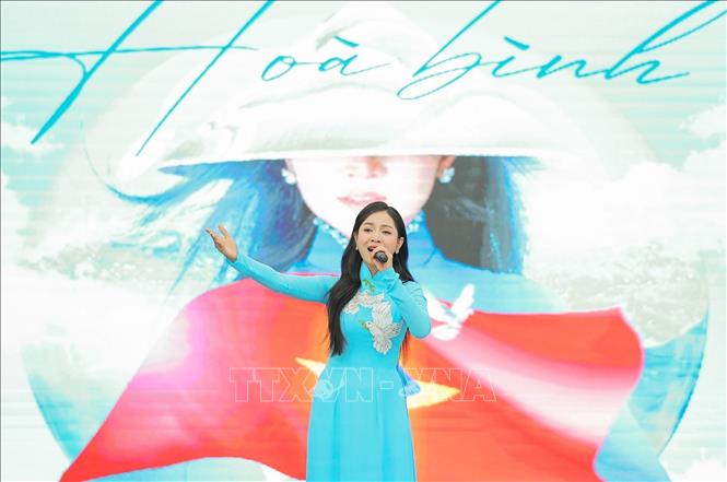 Ca sĩ Duyên Quỳnh thể hiện ca khúc 