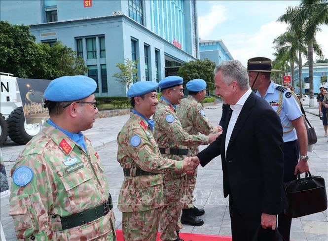  Ông Hugh Jeffrey, Phó tổng thư ký Quốc phòng Australia với các sĩ quan gìn giữ hòa bình Việt Nam. Ảnh: Trọng Đức - TTXVN