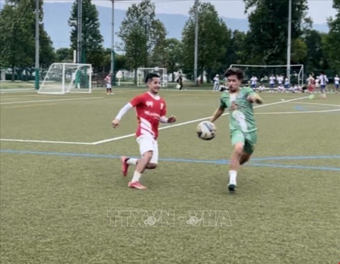 Trận thi đấu tại giải bóng đá “FAVIJA KANSAI CUP 2025”. Ảnh: Nguyễn Tuyến – PV TTXVN tại Nhật Bản
