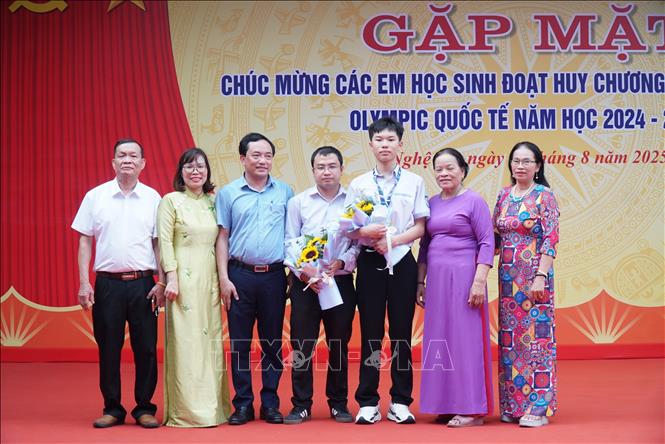 Niềm vui của Nguyễn Thế Quân cùng gia đình tại Lễ gặp mặt trao thưởng học sinh Giỏi quốc gia và quốc tế của lãnh đạo tỉnh Nghệ An. Ảnh: Bích Huệ - TTXVN                     