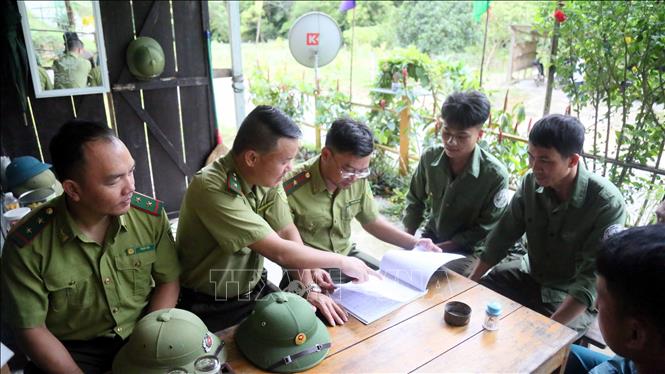 Cán bộ Chi cục Kiểm Lâm tỉnh Quảng Trị kiểm tra sổ ghi chép lịch tuần tra bảo vệ rừng của các tổ cộng đồng tại bản Hà Lẹc, xã Kim Ngân. Ảnh: Tá Chuyên – TTXVN