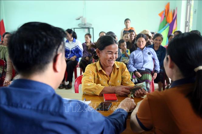 Người dân bản Hà Lẹc (xã Kim Ngân, tỉnh Quảng Trị) vui mừng nhận tiền hỗ trợ giảm phát thải khí nhà kính và tiền nhận khoán, chăm sóc bảo vệ rừng. Ảnh: Tá Chuyên – TTXVN