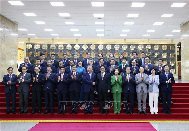 Tổng Bí thư Tô Lâm cùng Chủ tịch Quốc hội Hàn Quốc Woo Won Sik và các đại biểu chụp ảnh chung. Ảnh: Thống Nhất – TTXVN
