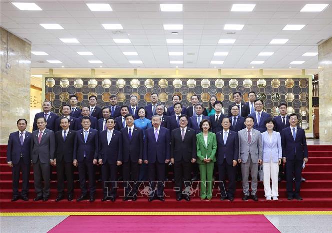Tổng Bí thư Tô Lâm cùng Chủ tịch Quốc hội Hàn Quốc Woo Won Sik và các đại biểu chụp ảnh chung. Ảnh: Thống Nhất – TTXVN