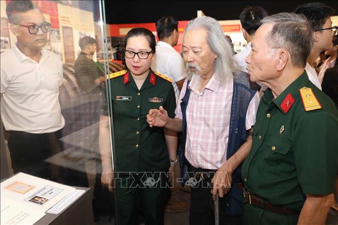 Đại biểu tham quan triển lãm “Giữ trọn lời thề độc lập”. Ảnh: Thành Phương - TTXVN