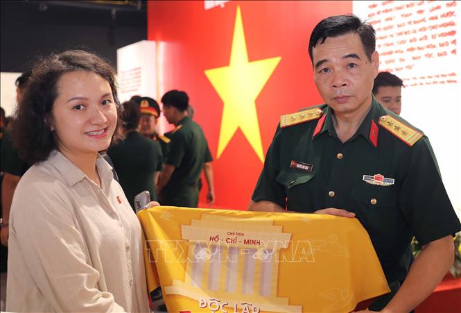 Du khách lưu lại kỷ niệm với chiếc áo in lời trong 