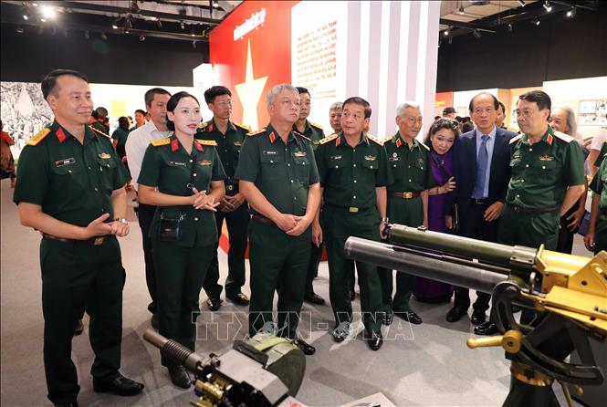 Triển lãm “Giữ trọn lời thề độc lập” thu hút sự quan tâm của khách tham quan. Ảnh: Thành Phương – TTXVN