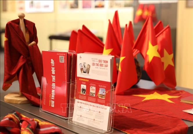 Triển lãm trưng bày áo và cờ in lời trong 
