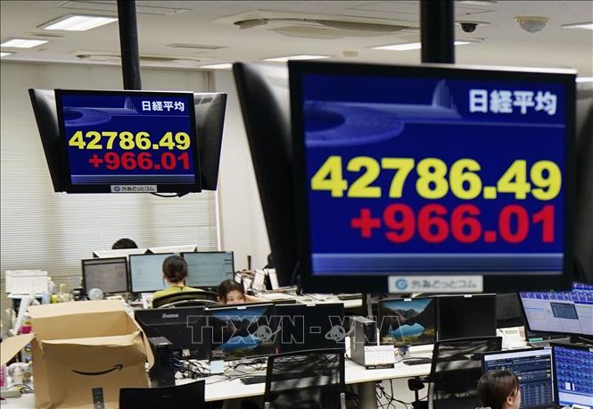Bảng điện tử hiển thị chỉ số chứng khoán Nikkei 225 tại Tokyo, Nhật Bản ngày 12/8/2025. Ảnh: Kyodo/TTXVN
