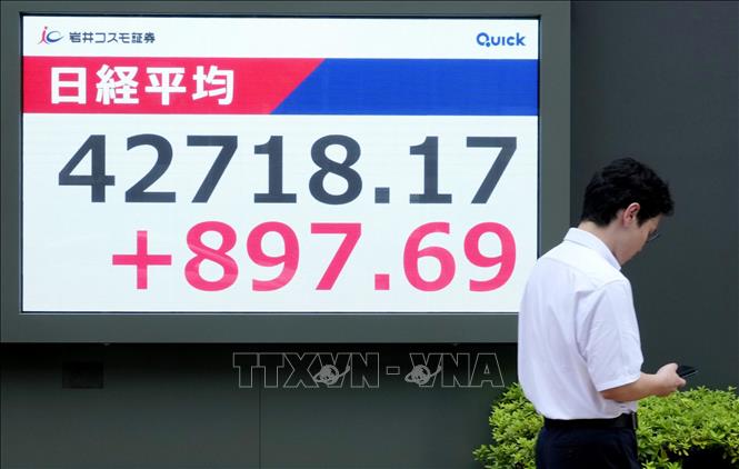 Bảng điện tử hiển thị chỉ số chứng khoán Nikkei 225 tại Tokyo, Nhật Bản ngày 12/8/2025. Ảnh: Kyodo/TTXVN