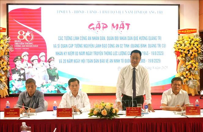 Các đồng chí trong Thường trực Tỉnh ủy Quảng Trị chủ trì buổi gặp mặt. Ảnh: Nguyên Linh-TTXVN