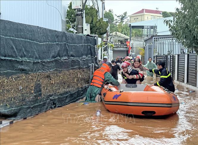 Lực lượng chức năng đưa người ra khỏi các căn nhà ven suối tại khu vực đường Lữ Gia (phường Lâm Viên – Đà Lạt) bị ngập sâu sau trận mưa lớn chiều 12/8. Ảnh: Nguyễn Dũng – TTXVN