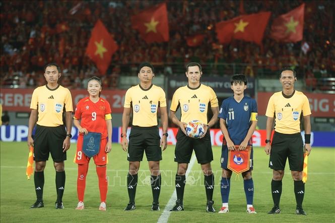 Hai đội trưởng làm thủ tục thi đấu. Ảnh: Minh Quyết - TTXVN
