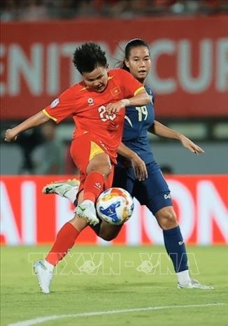 Pha đi bóng thẳng vào trung lộ của Bích Thuỳ (Việt Nam). Ảnh: Minh Quyết - TTXVN