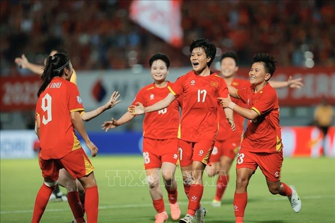 Thu Thảo (số 17) ghi bàn thắng mở tỷ số cho tuyển nữ Việt Nam ở phút thứ 36. Ảnh: Minh Quyết - TTXVN