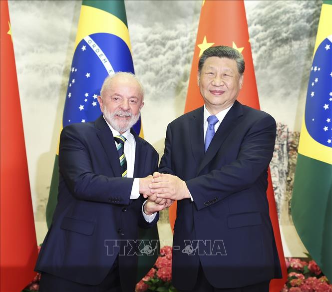 (Tư liệu) Chủ tịch Trung Quốc Tập Cận Bình (phải) và Tổng thống Brazil Luiz Inacio Lula da Silva tại cuộc gặp ở Bắc Kinh ngày 13/5/2025. Ảnh: THX/TTXVN