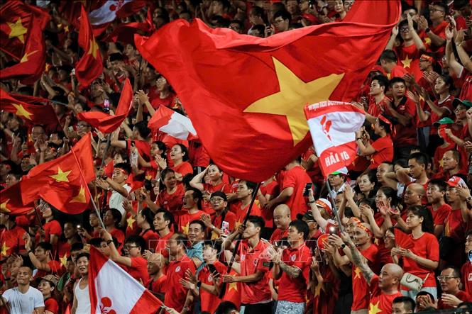 Khán giả đến sân cổ vũ cho tuyển nữ Việt Nam. Ảnh: Phạm Hậu - TTXVN