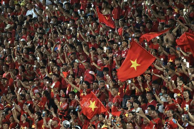 Khán giả đến sân cổ vũ cho tuyển nữ Việt Nam. Ảnh: Phạm Hậu - TTXVN