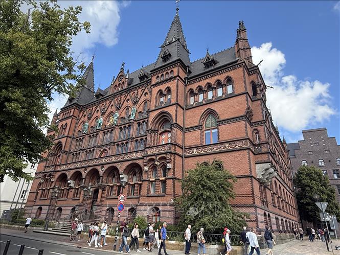 Toà án khu vực cấp cao ở Rostock, được xây dựng theo phong cách kiến trúc kết hợp tân Gothic và tân Baroque, một trong những toà nhà đẹp nhất thành phố. Ảnh: Thu Hằng - PV TTXVN tại Đức
