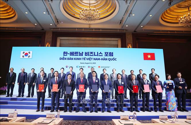 Lễ trao MOU tại Diễn đàn Kinh tế. Ảnh Khánh Vân - TTXVN