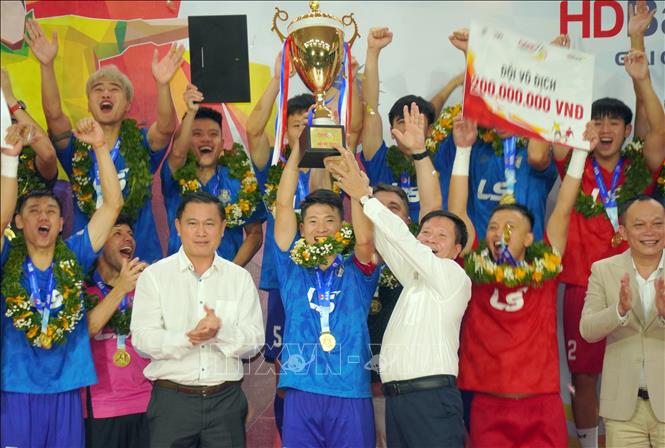 Đội Thái Sơn Bắc nhận Cúp vô địch từ Ban tổ chức. Ảnh: Trung Tuyến - TTXVN