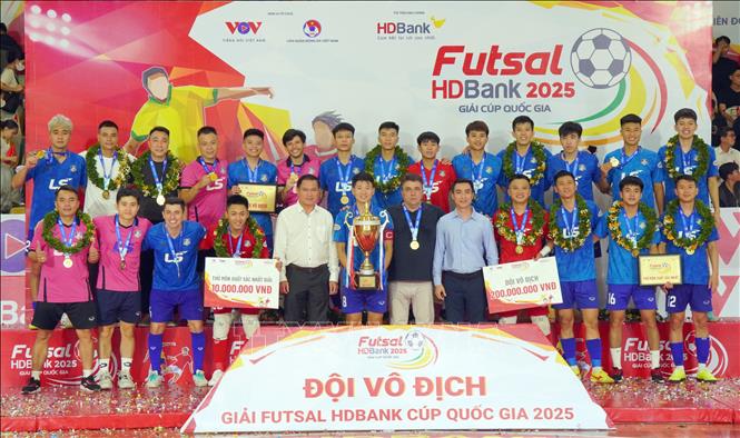 Đội Thái Sơn Bắc với Cúp vô địch Giải Futsal HDBank Cúp Quốc gia 2025. Ảnh: Trung Tuyến - TTXVN