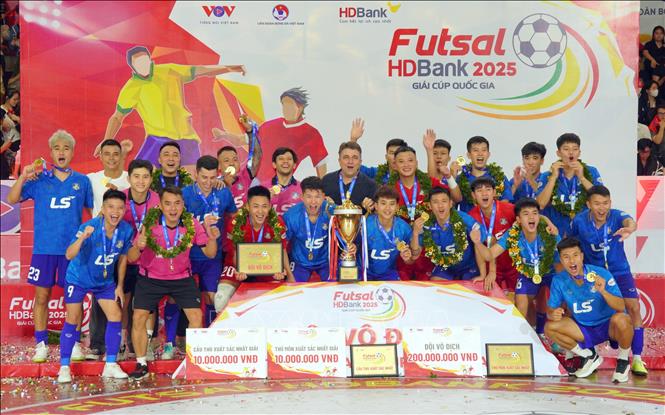 Đội Thái Sơn Bắc với Cúp vô địch Giải Futsal HDBank Cúp Quốc gia 2025. Ảnh: Trung Tuyến - TTXVN