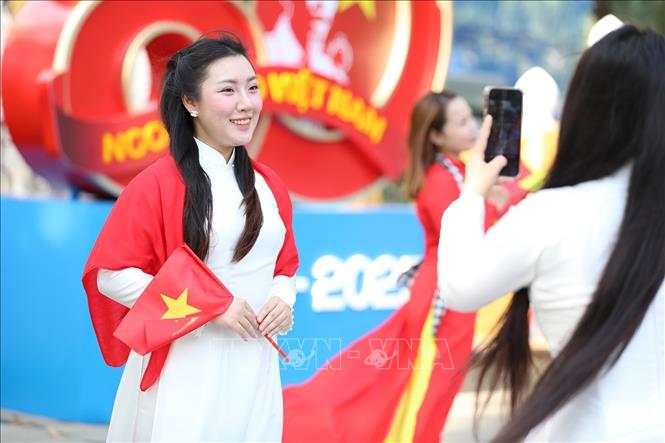 Lưu lại những khoảng khắc ý nghĩa trong những ngày tháng Tám lịch sử với hình ảnh lá cờ Tổ quốc. Ảnh: Khánh Hòa - TTXVN 