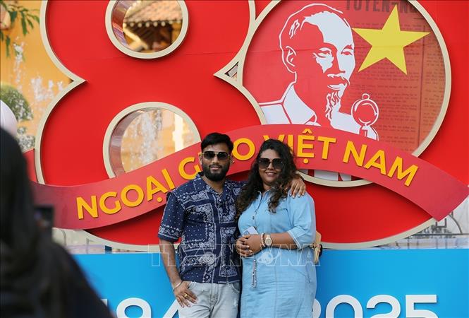 Du khách nước ngoài lưu lại kỷ niệm trong những ngày tháng Tám lịch sử. Ảnh: Khánh Hòa - TTXVN 