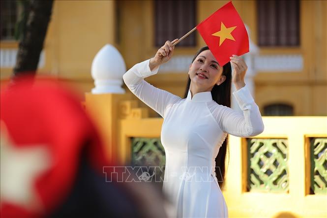 Lưu lại những khoảng khắc ý nghĩa trong những ngày tháng Tám lịch sử với hình ảnh lá cờ Tổ quốc. Ảnh: Khánh Hòa - TTXVN 