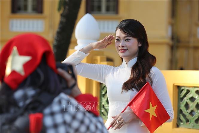 Lưu lại những khoảng khắc ý nghĩa trong những ngày tháng Tám lịch sử với hình ảnh lá cờ Tổ quốc. Ảnh: Khánh Hòa - TTXVN 