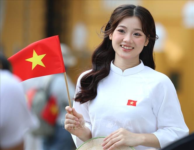 Lưu lại những khoảng khắc ý nghĩa trong những ngày tháng Tám lịch sử với hình ảnh lá cờ Tổ quốc. Ảnh: Khánh Hòa - TTXVN 